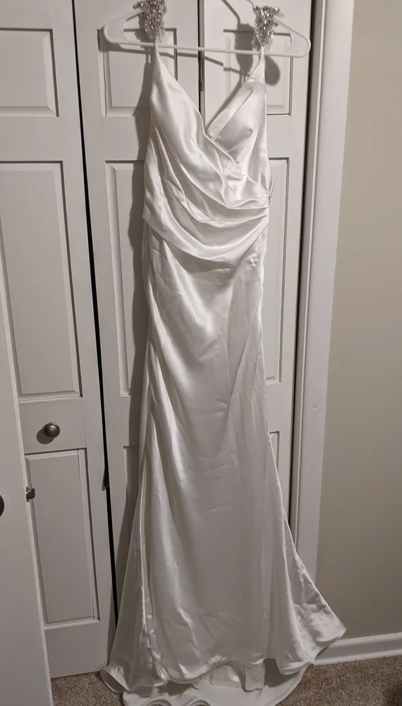 Satin Low Back Wedding Gown ✨ FREE VEIL ✨ - Picture 10 of 15